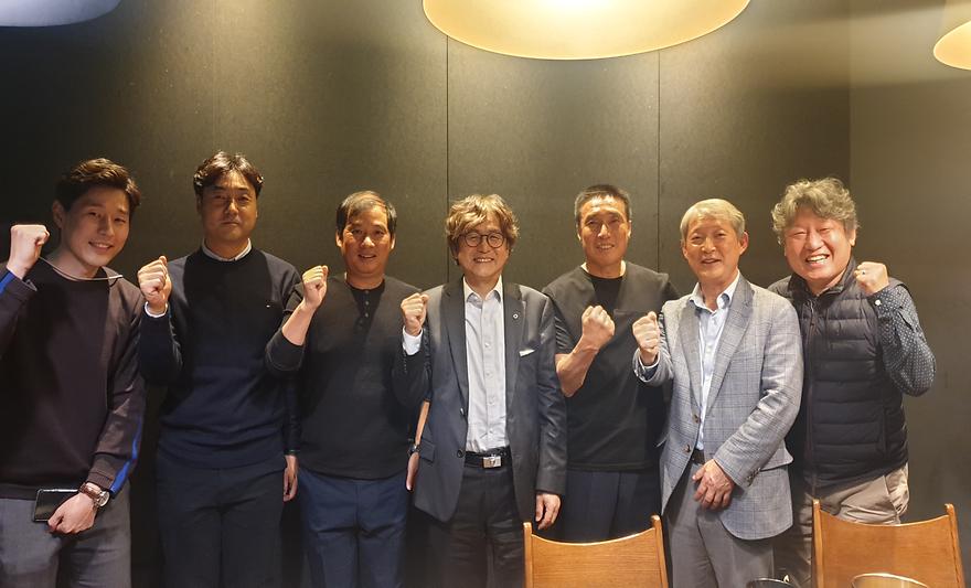 우리 학교 축구부 지도자들과 만찬을 하며 현안을 공유하고 축구부를 격려하는 자리를 가졌다. 